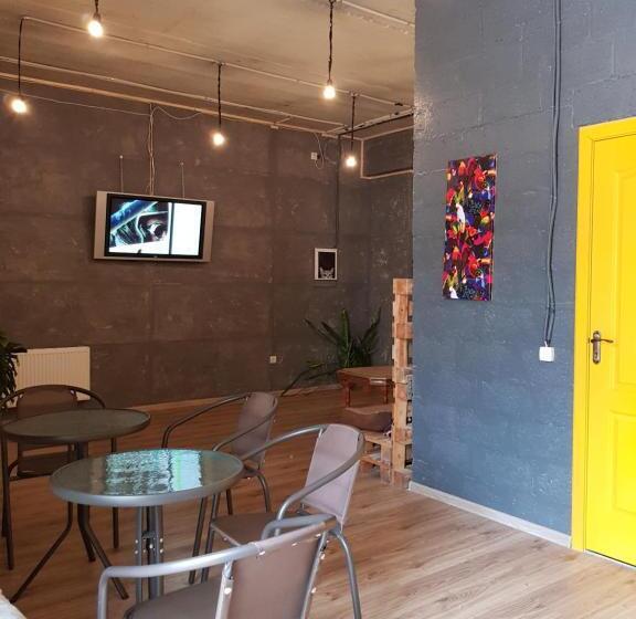 تختخواب در اتاق مشترک, Travel Station