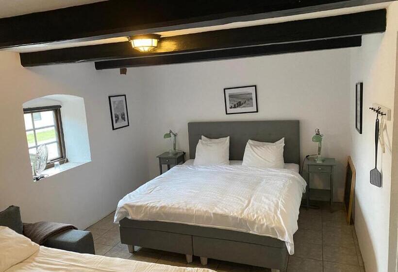 חדר משפחתי, Gårdshotellet