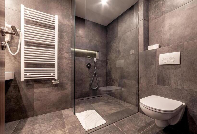 اتاق استاندارد سه نفره, Atelier