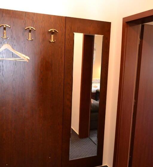 수피리어 스튜디오, Greenwood