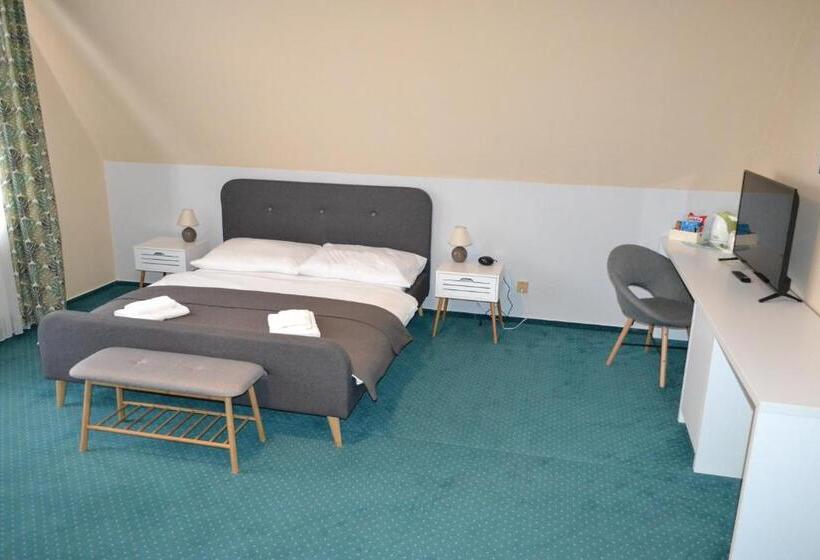 스탠다드 스튜디오 킹침대, Greenwood