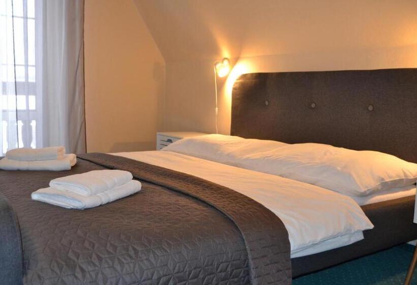 스탠다드 스튜디오 킹침대, Greenwood