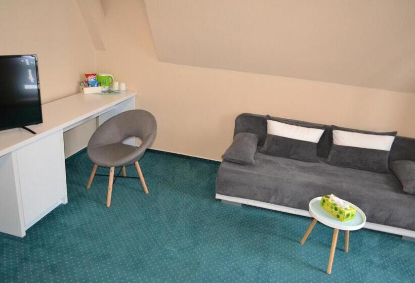 스탠다드 스튜디오 킹침대, Greenwood