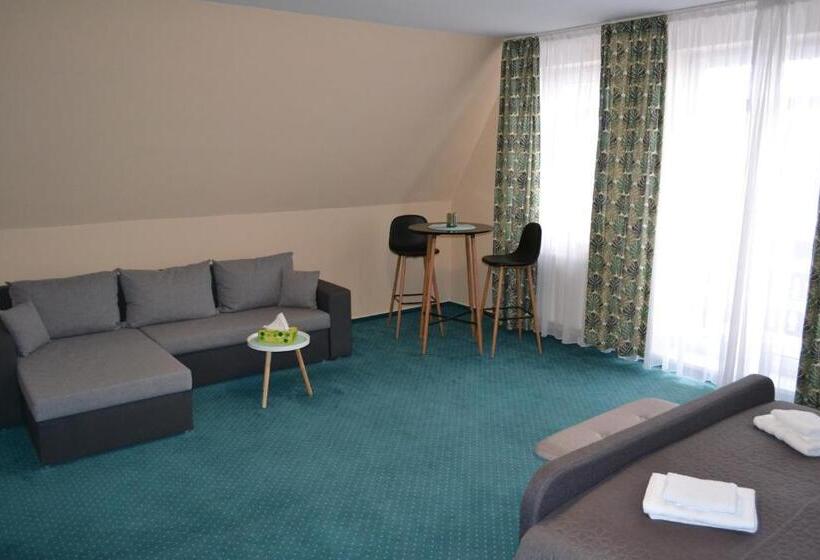 스탠다드 스튜디오 킹침대, Greenwood