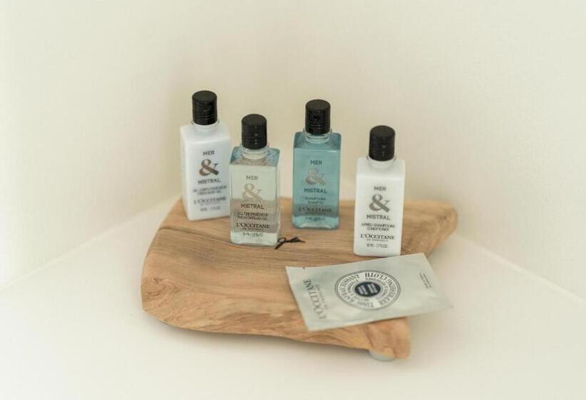 מיטת קינג בסוויטה, Havgrim Seaside Hotel 1948