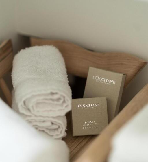 מיטת קינג בסוויטה, Havgrim Seaside Hotel 1948