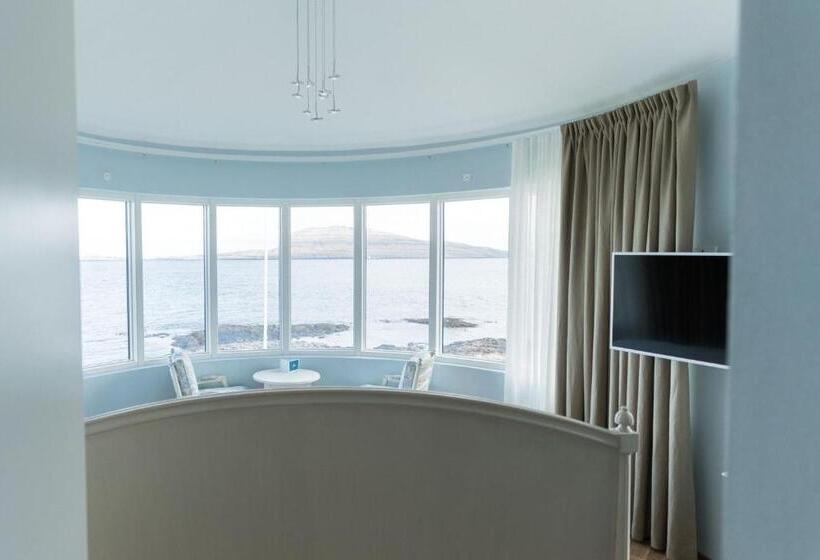 מיטת קינג בסוויטה, Havgrim Seaside Hotel 1948