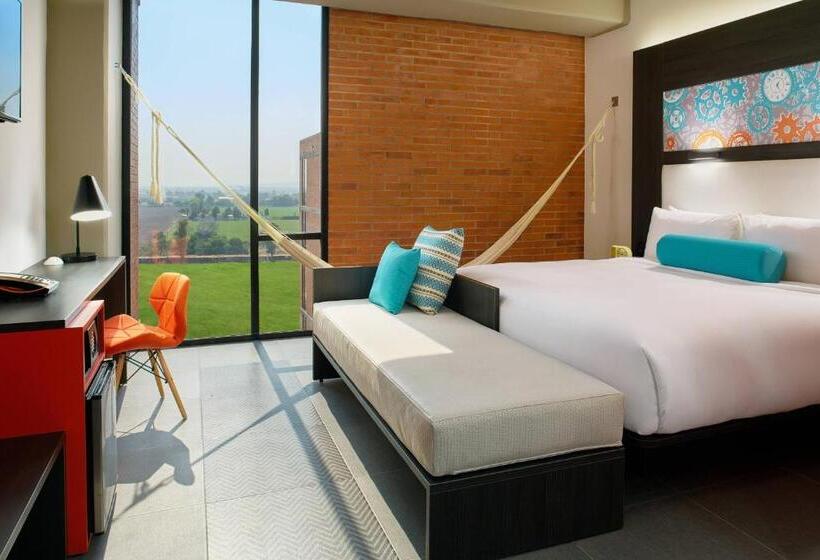 带大床的标准间, Aloft Celaya