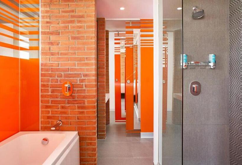 带大床的套房, Aloft Celaya