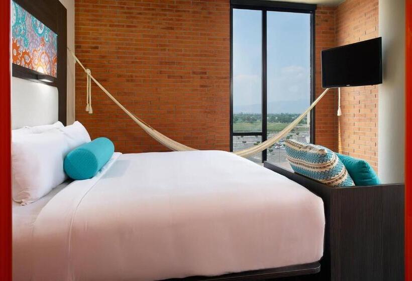 带大床的套房, Aloft Celaya