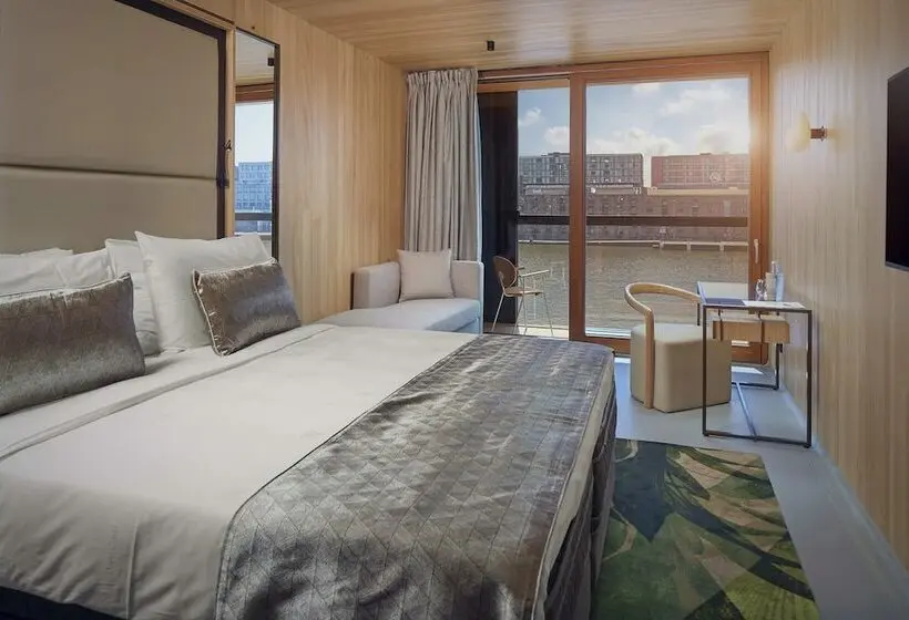 Superior Room, Jakarta Amsterdam