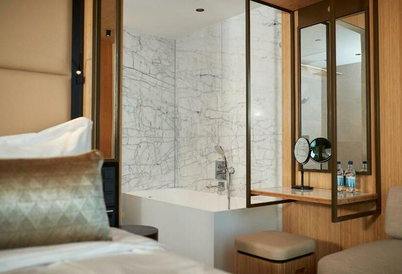 جناح جونيور, Jakarta Amsterdam