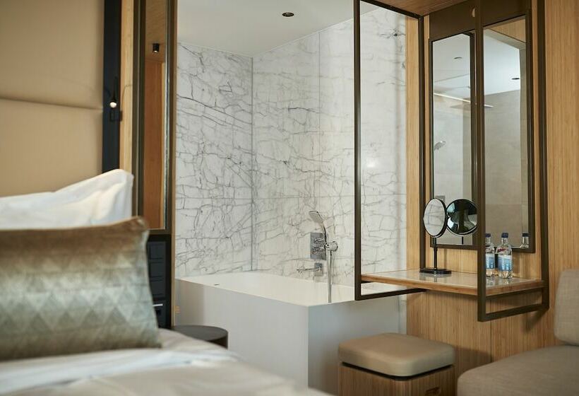 جناح جونيور, Jakarta Amsterdam