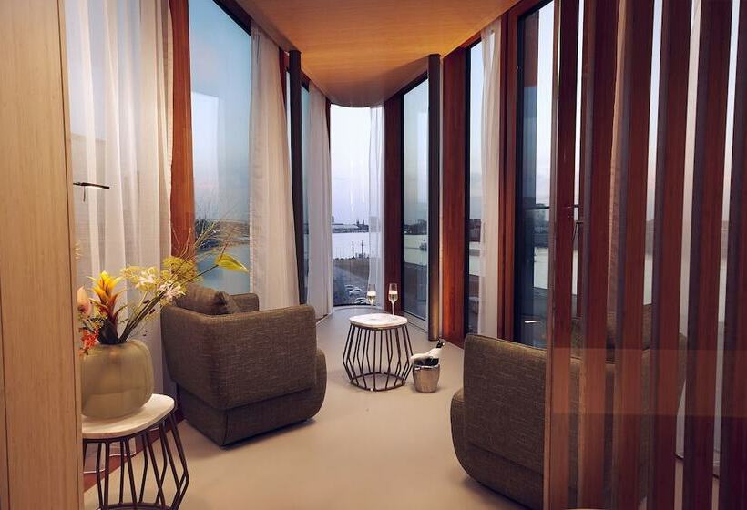 جناح, Jakarta Amsterdam