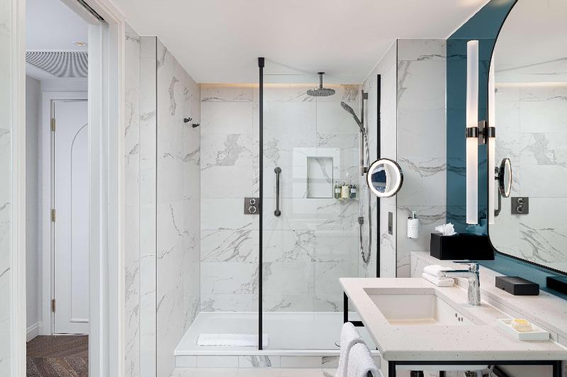 جناح, Jakarta Amsterdam