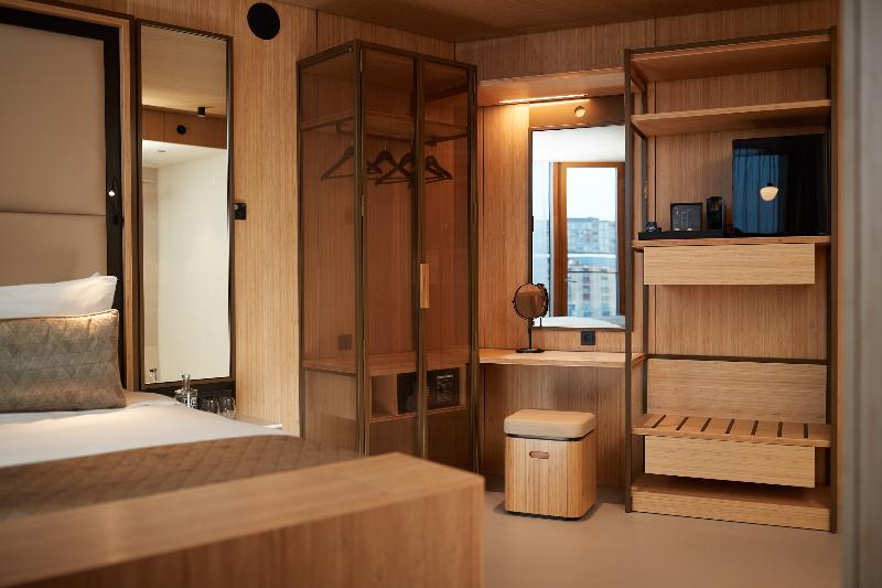 جناح جونيور, Jakarta Amsterdam