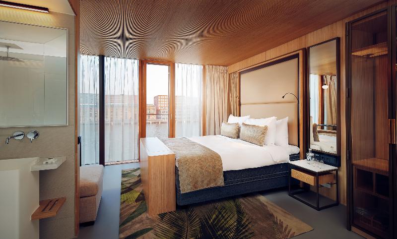 جناح جونيور, Jakarta Amsterdam