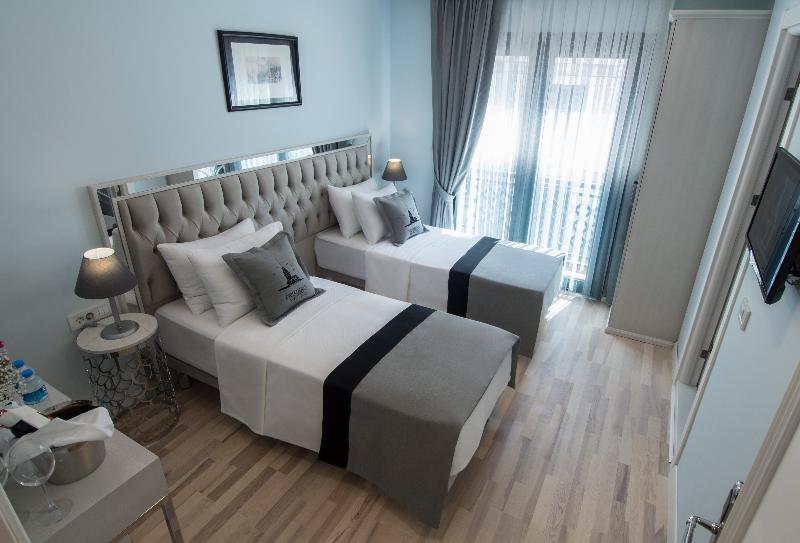 Superior Room, Primero