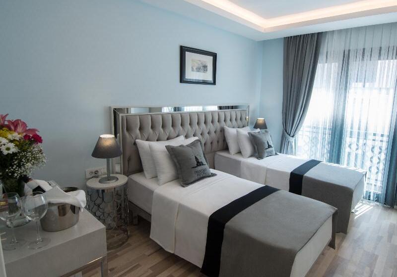 Superior Room, Primero