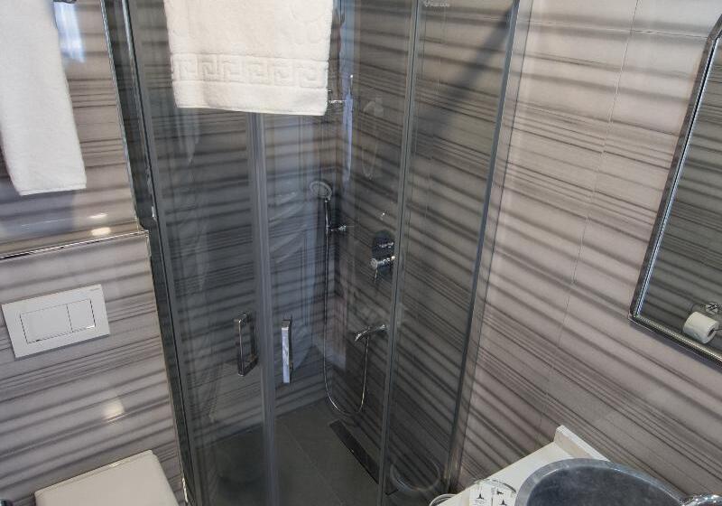 Superior Room, Primero