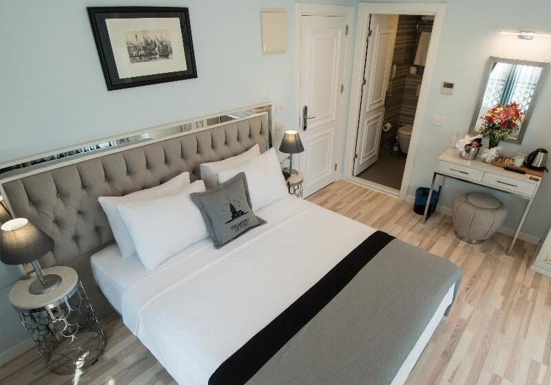 Superior Room, Primero