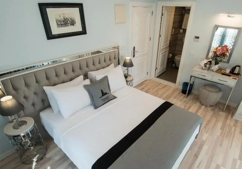 Superior Room, Primero