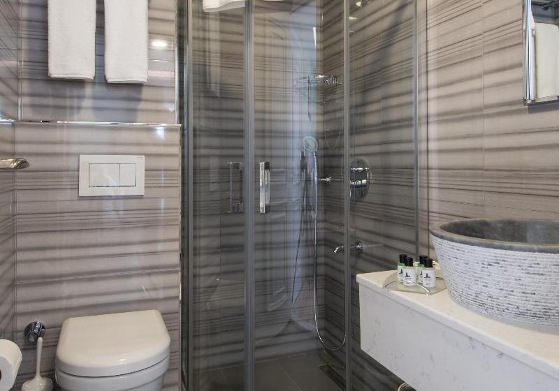 Superior Triple Room, Primero