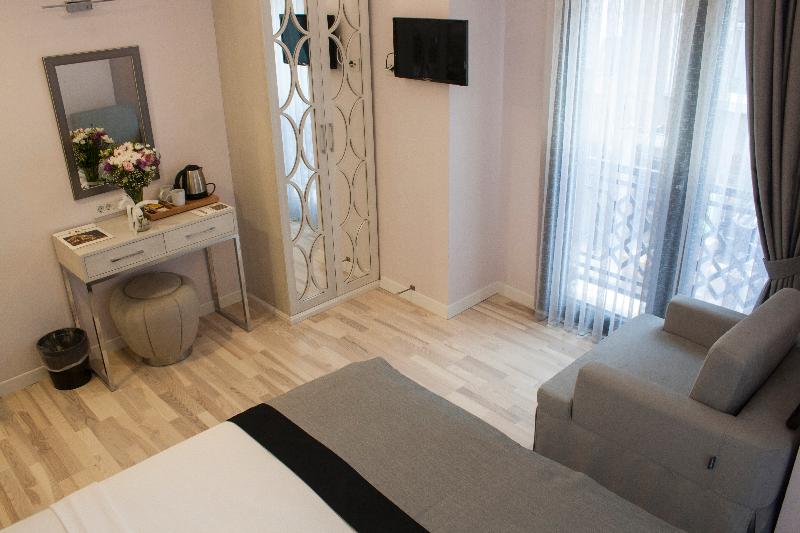 Superior Triple Room, Primero