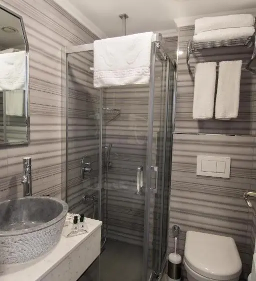 Superior Single Room, Primero
