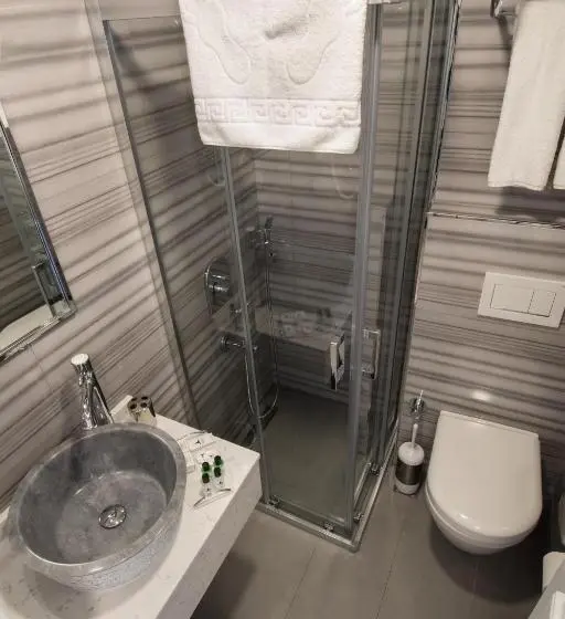 Superior Single Room, Primero