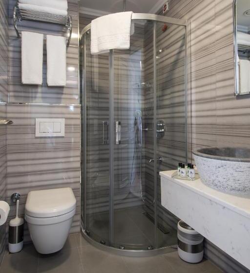 Superior Room, Primero