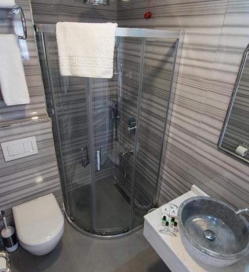 Superior Room, Primero