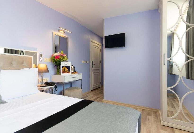 Superior Room, Primero