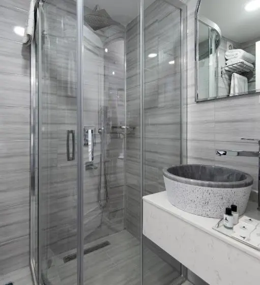 Superior Triple Room, Primero