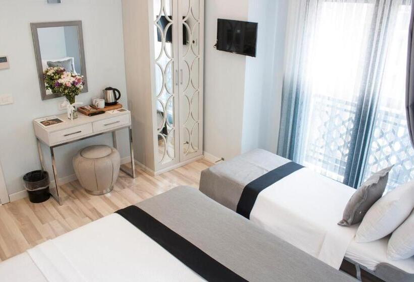 Superior Triple Room, Primero