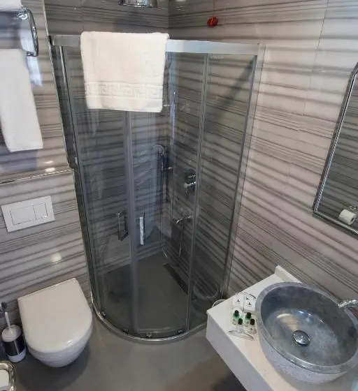 Standard Quadruple Room, Primero