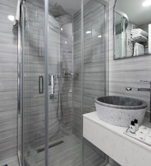 Standard Quadruple Room, Primero