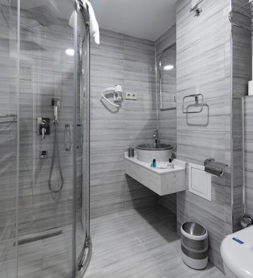 Standard Quadruple Room, Primero