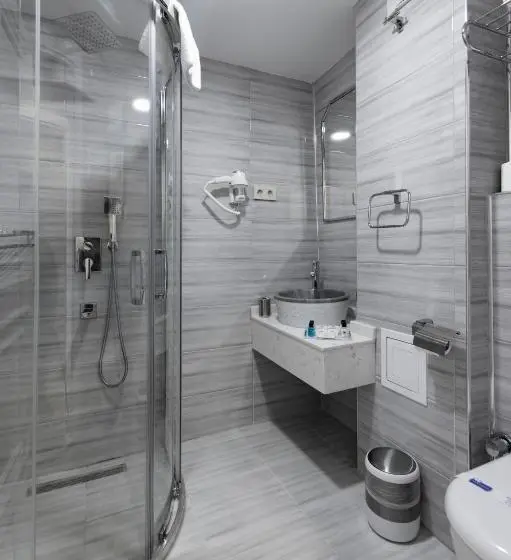 Standard Quadruple Room, Primero