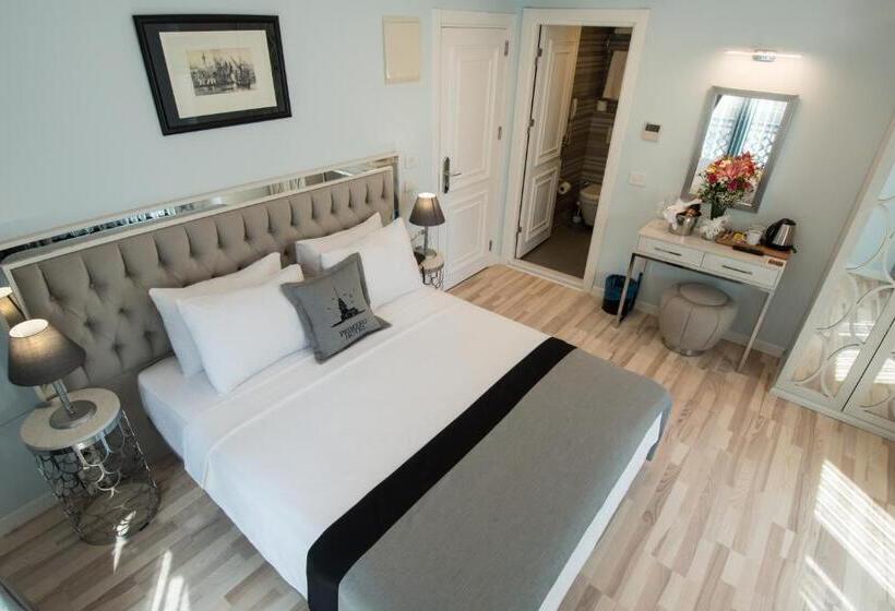 Superior Room, Primero