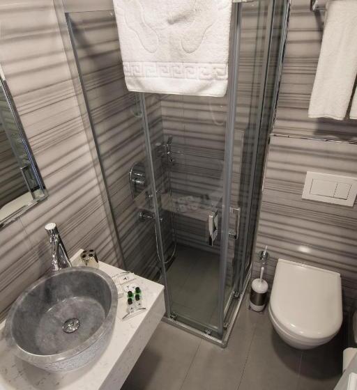 Superior Room, Primero