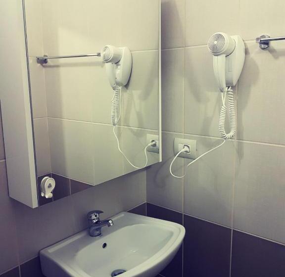 غرفة قياسية ثلاثية, Vila Ama Kruje