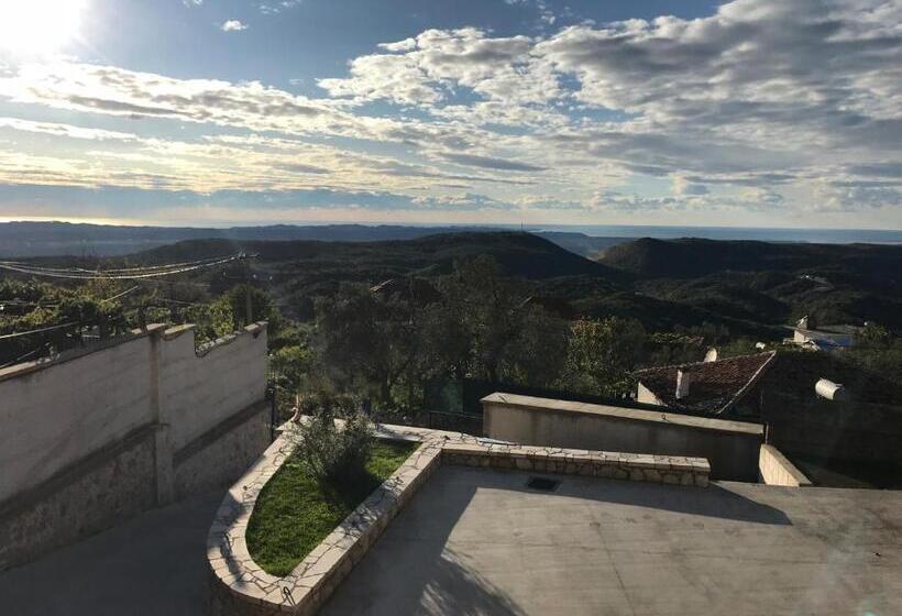 غرفة قياسية ثلاثية, Vila Ama Kruje