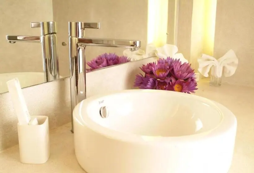 クラシックルーム, Heritance Ayurveda   All Meals And Treatments