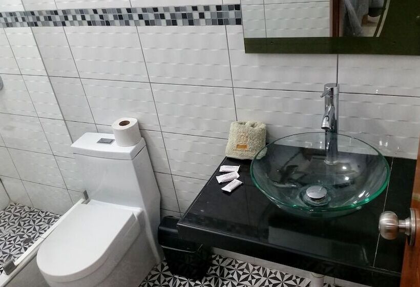 غرفة قياسية ثلاثية, Marbella