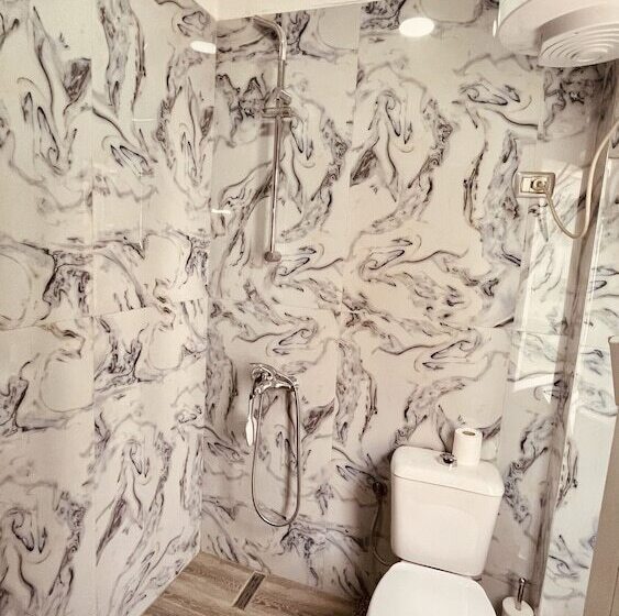 חדר דלוקס, Drinos