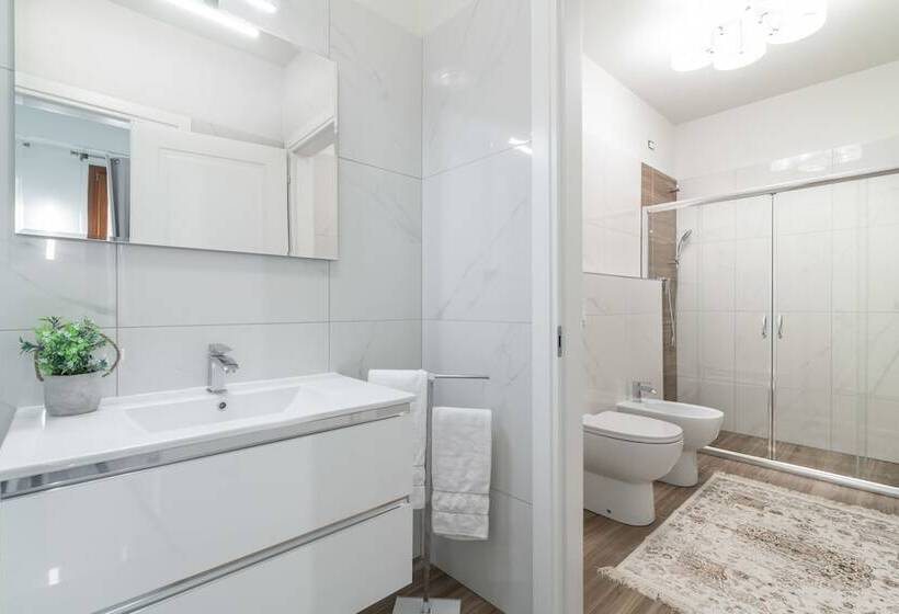 اتاق لوکس با چشم‌انداز شهر, Grifoni Boutique