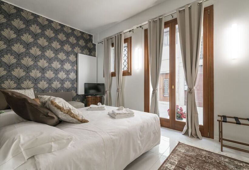 اتاق لوکس با چشم‌انداز شهر, Grifoni Boutique