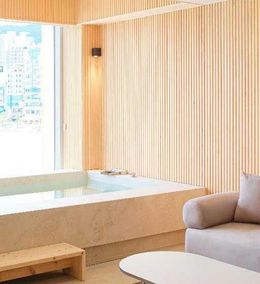 سوئیت با تخت بزرگ, B Amu