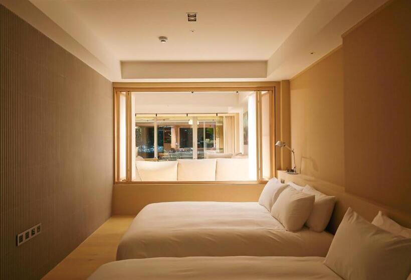 سوییت اجرایی, B Amu